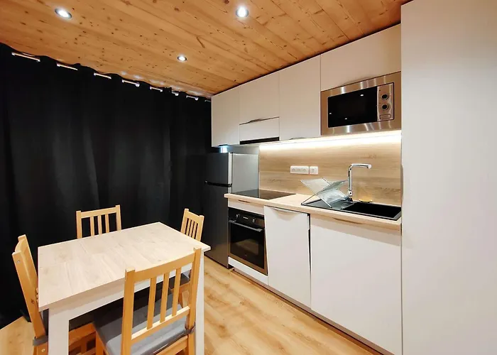 Somptueux Renove, 4 Pers., Au Pied Des Pistes - Fr-1-545-57 Daire